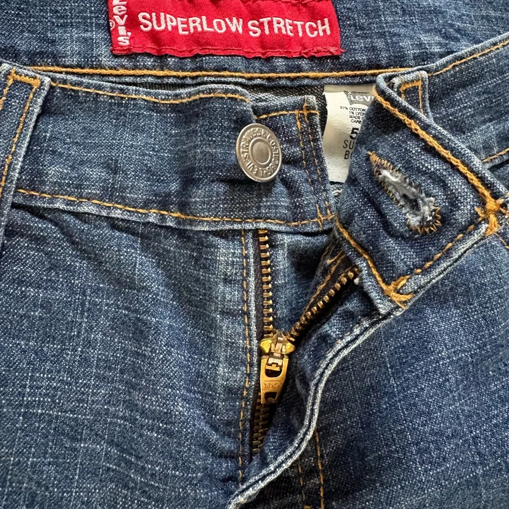 Vintage Y2K Levi's 518 Women's Boot Cut Flared Jeans in Medium Blue Wash - Picture 6 of 12